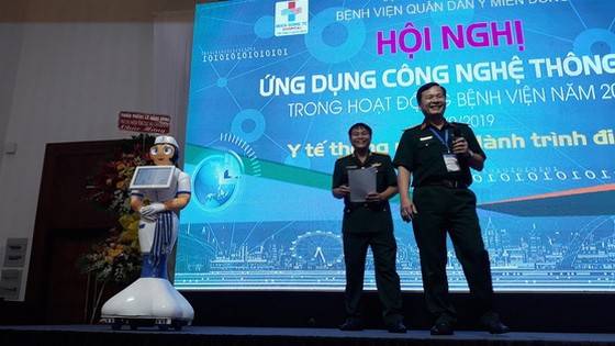 外貌酷似美貌女護士機器人阿芯（左）在回答出席者的提問。（圖源：黃祿）