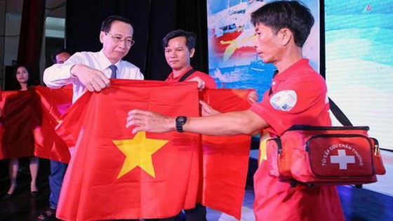 市人委會常務副主席黎清廉出席儀式並向芹耶縣漁民贈送國旗。（圖源：黃潮）