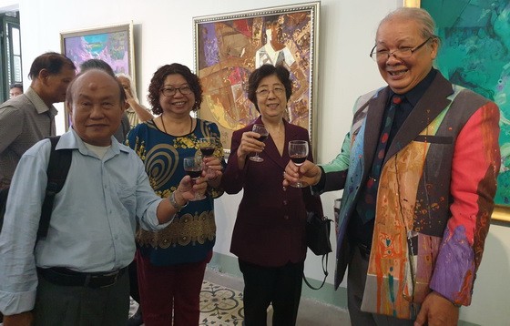 劉金華主席、張四妹、張路畫家祝賀淵輝畫家（右一）。