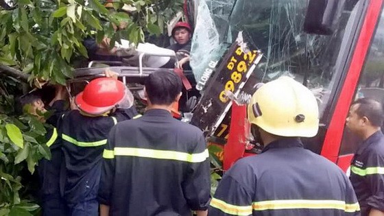 救援力量趕到現場營救被困在客車內的乘客。（圖源：清橋）