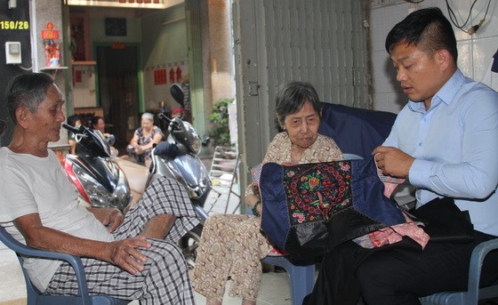 黃達銘與朱瑞環老夫婦把其父母親70多年前從中國老家背著弟妹來越南的 咩帶贈予作者。