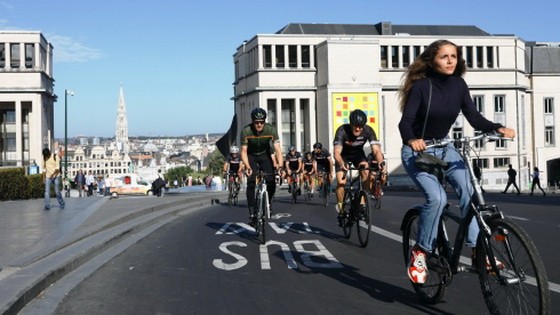 當地時間22日9時30分至19時，布魯塞爾大街小巷幾乎看不到機動車，人們或徒步，或踩輪滑車，或騎自行車，在慢行中享受悠閒輕鬆的時光。（圖源：互聯網）