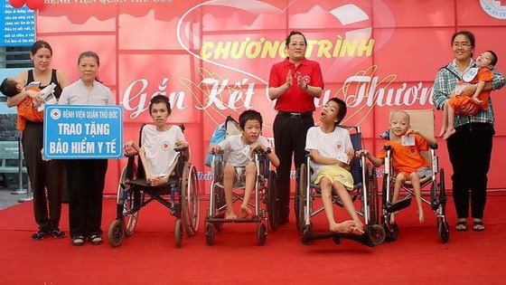 守德郡醫院向家境貧困病人贈送禮物。