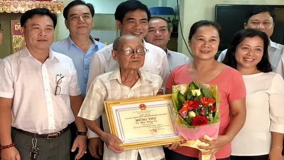 第十一郡領導向華人長者蔡雄威大叔贈送禮物。