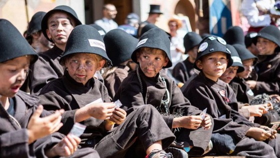 當地時間9月1日，意大利皮埃蒙特國際煙囪清掃節期間，民眾在臉部塗抹出濃濃的“煙熏妝”上街慶祝狂歡。 （圖源：Sipaphoto）