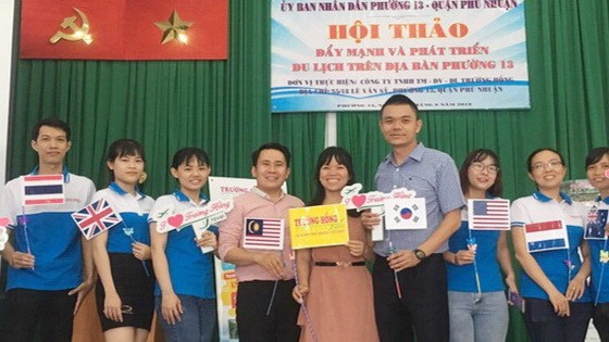 長虹旅遊勞務公司向富潤郡第十三坊居民推介旅遊活動。