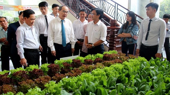 市委書記阮善仁參觀合作社的生產模式。（圖源：玉顯）