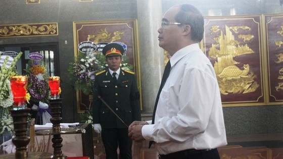 市委書記阮善仁上香弔唁武裝力量英雄阮文柒大校。（圖源：黃蘭）