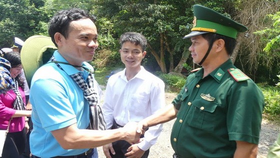 市委常務副書記陳留光（前左）同本市代表團前往海軍第五區所屬的“薯”嶼展開了多項活動。（圖源：越娥）