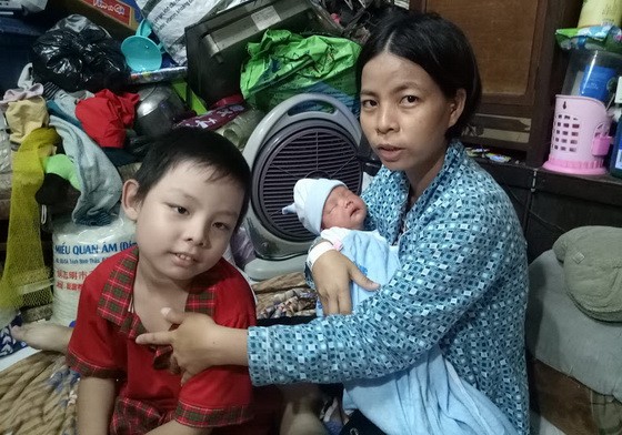 蘇麗娥與兩個兒子。