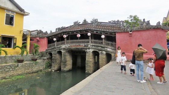 會安古埠知名景點的廊橋。