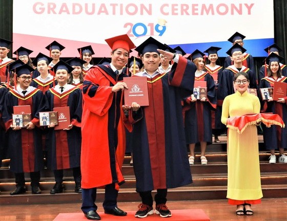 大學生畢業之日。