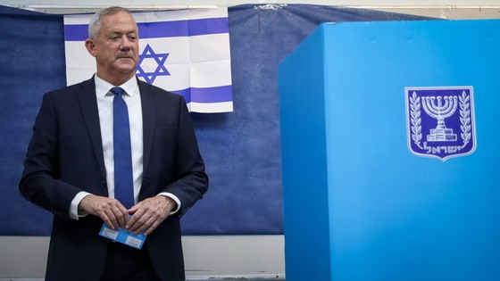 9月17日，在以色列羅什艾因，以色列藍白黨領袖本尼·甘茨在投票站投票。（圖源：新華社）