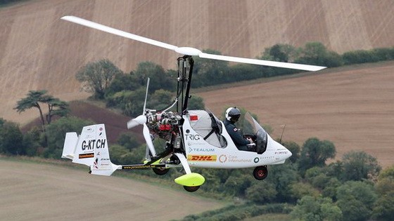 英國冒險家詹姆斯‧凱切爾(James Ketchell)成為世界上第一個獨自駕駛敞篷旋翼機環遊世界的人。（圖源：互聯網）