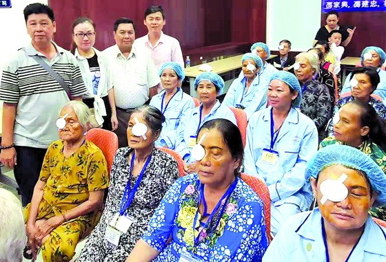 組委會慰問施白內障手術者。