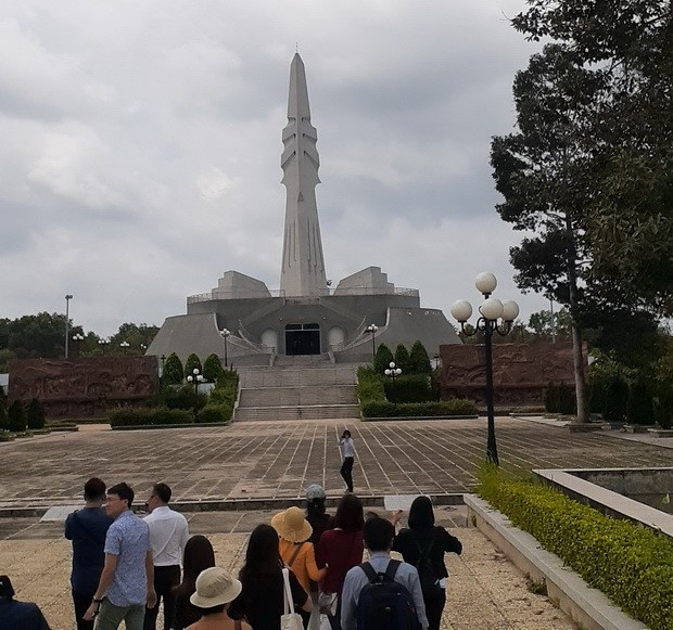 以“鐵三角”為象徵的地道紀念碑。
