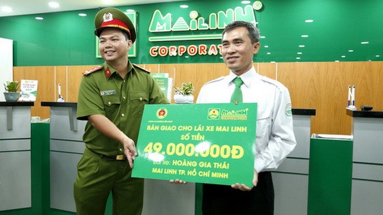 公安機關辦理手續交給阿泰。（圖源：TTO）