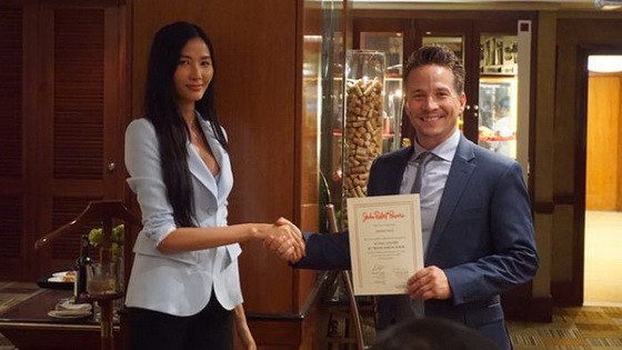 特拉維斯‧艾倫‧韋德與亞后黃垂。