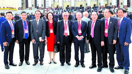 朱應昌(左三)和麒麟(左一)與參加活動的 各國華人朋友合影。