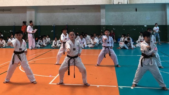 第五郡越華學生參加跆拳道比賽現場一瞥。