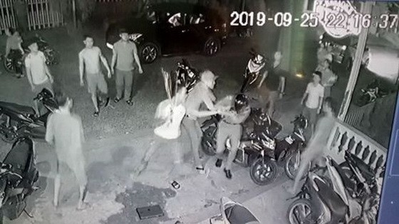 歹徒用刀與棍子攻擊職能力量，導致3名街區警察受傷。（圖源：監控視頻截圖）