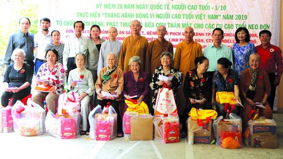 組委會向藝人養老院的老藝人贈送禮物。