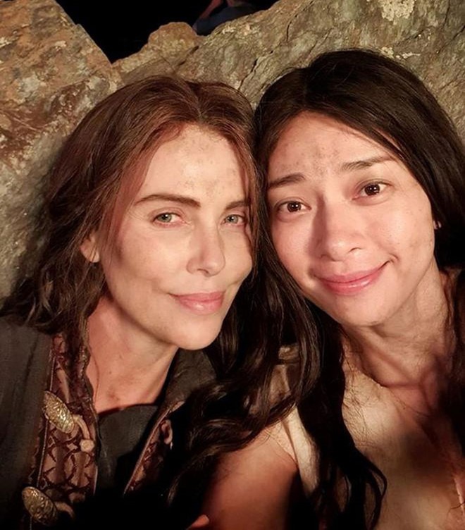 女演員吳清雲（右）與女名星查理茲‧塞隆在電影《老衛隊》片場合照。