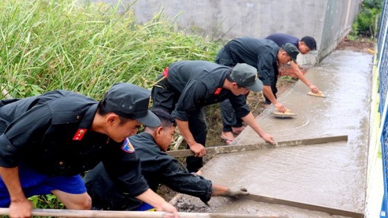 機動警察助民混凝土化巷道。（圖源：俊宇）