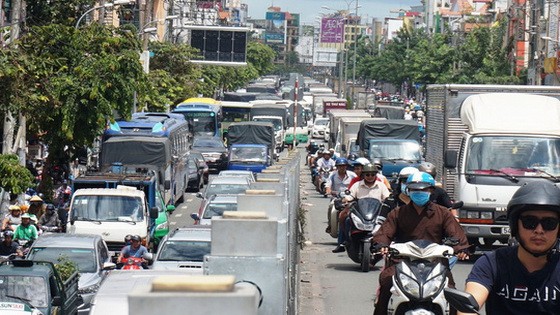 共和街-新山一機場南面區域的幹線之一正超負荷。