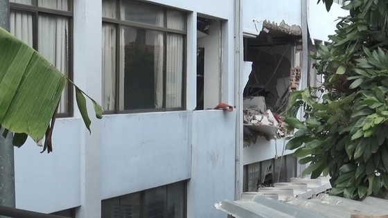 爆炸造成牆壁倒塌。（圖源：雙魚）