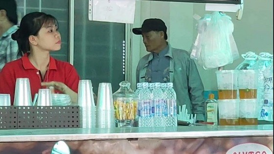 平民醫院小賣部仍售賣塑料杯。