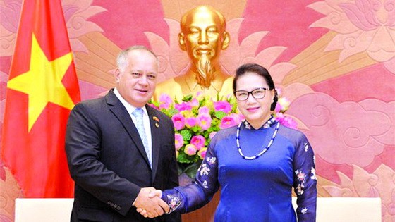 國會主席阮氏金銀（右）接見委內瑞拉統一社會主義黨第一副主席迪奧斯達多‧卡韋略。（圖源：英芳）