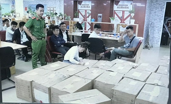 警方扣留涉案證件數十箱並凍結涉案銀行帳戶16個。（圖源：天怡）