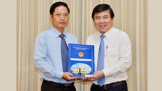 市人委會主席阮成鋒向鄧明達同志頒發人事委任《決定》。（圖源：越勇）