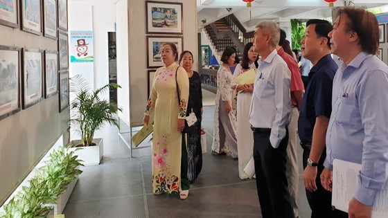 第五郡領導與代表參觀圖片展。