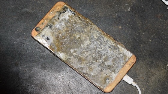 邊充電邊用手機不幸發生爆炸，導致阿江當場死亡，手機在事發現場被燒黑。（圖源：黎平）