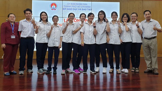 10名華文科優秀生與王桂秋、阮國強老師合照。