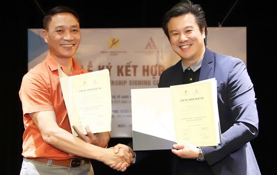 AMPA Education 代表(右)與學校代表預祝雙方合作成功。（圖源：P.H）