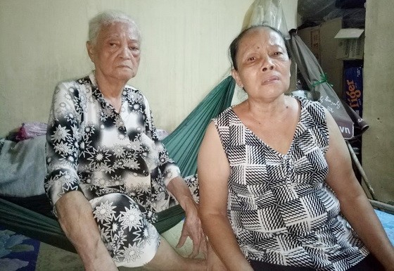 馮明月與年邁的母親都患病。