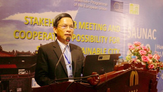 順化經濟大學校長黃文顯教授在研討會上發言。（圖源：明玉）