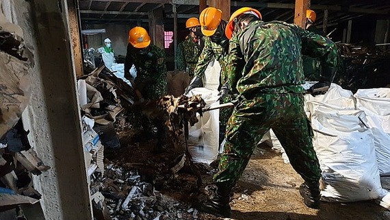 職能力量在清理曙光公司大火後的廢墟並噴灑消毒周圍環境。（圖源：VOV）