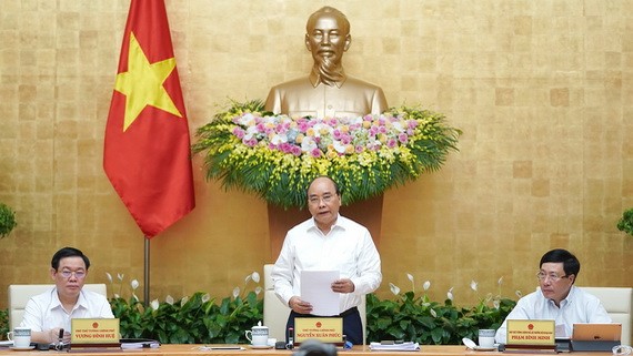 阮春福總理（中）主持會議並發表講話。（圖源：光孝）