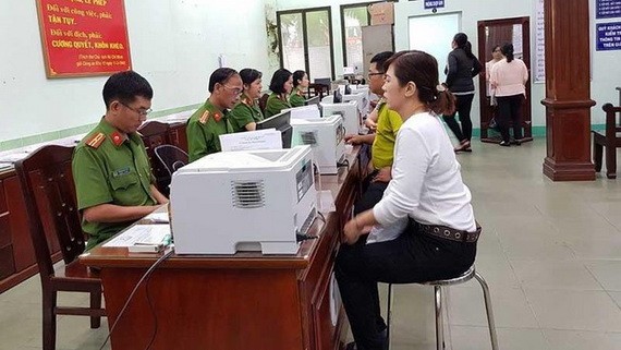 被暫扣、收回 公民身份證的場合 《公民身份證法》第二十八條規定，以下場合將被收回公民身份證：公民被褫奪國籍、退去越南國籍或入籍《決定》被取消。 公民身份證被暫扣的場合如下： -正在教養學校、強制教育中心、強制戒毒中心執行規定者。 -正被拘押、入獄服刑者。 在被暫扣公民身份證時，暫扣機關允許公民使用其公民身份證，可以按法律規定進行交易。 公民的拘押、入獄、服刑，以及在教養學校、強制教育中心、強制 戒毒中心期間屆滿，將獲歸還公民身份證。