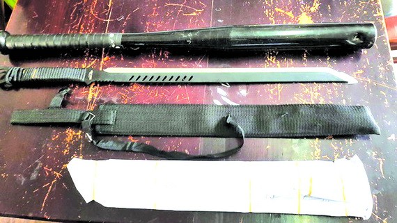 搜查阿福的汽車，大勒市公安沒收了一把70釐米長金屬匕首和1枝棒球棒。（圖源：警方提供）