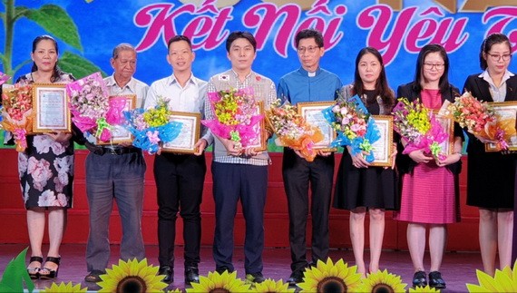 市慈善婦女會向各長期贊助單位、個人頒予感謝狀。