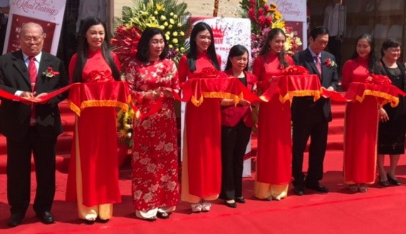 萬成乳膠床墊公司的第39個門市開張營業儀式。