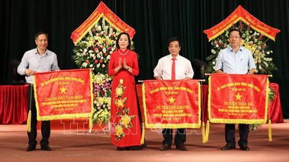 寧平省委書記阮氏清向出色成績的集體頒贈錦旗。（圖源：越通社）