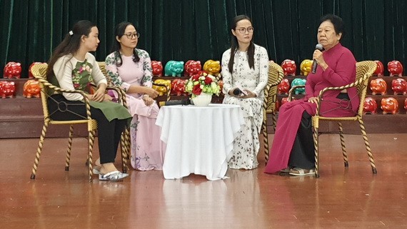 華人李金梅在慶祝30週年成立阮氏明開獎助學金的儀式上重溫 成立及發展過程。