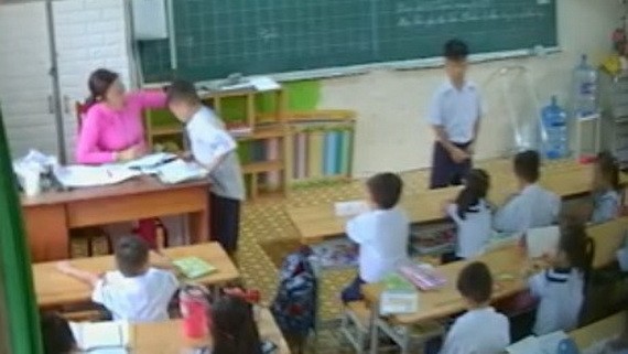 一名學生在課堂上遭女教師揪耳朵。（圖源：監控視頻截圖）