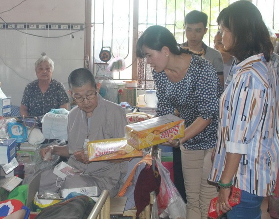 本報讀者工作組與工會配合向孤寡老人派盂蘭節禮物。